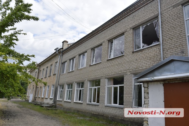 От взрыва ракеты в Николаеве образовалась пятиметровая воронка — пострадали школа и жилые дома
