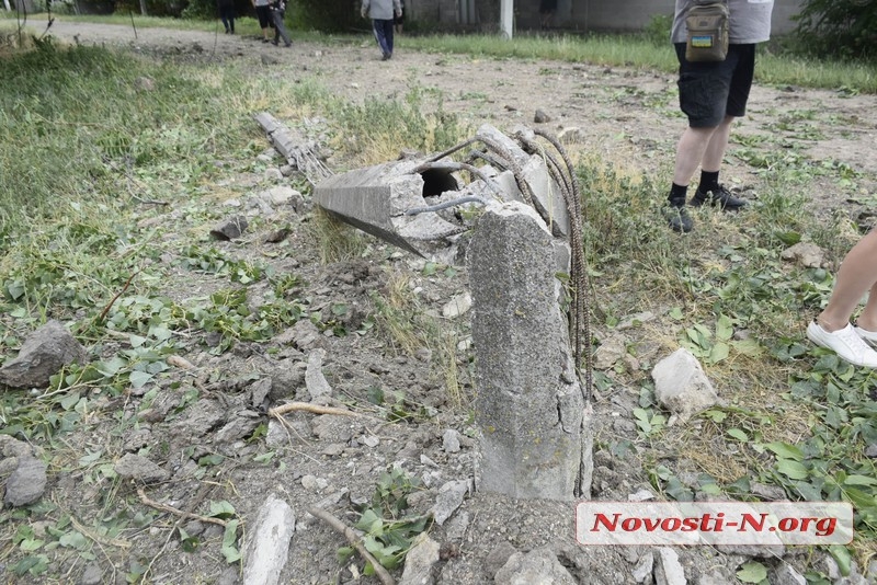 От взрыва ракеты в Николаеве образовалась пятиметровая воронка — пострадали школа и жилые дома