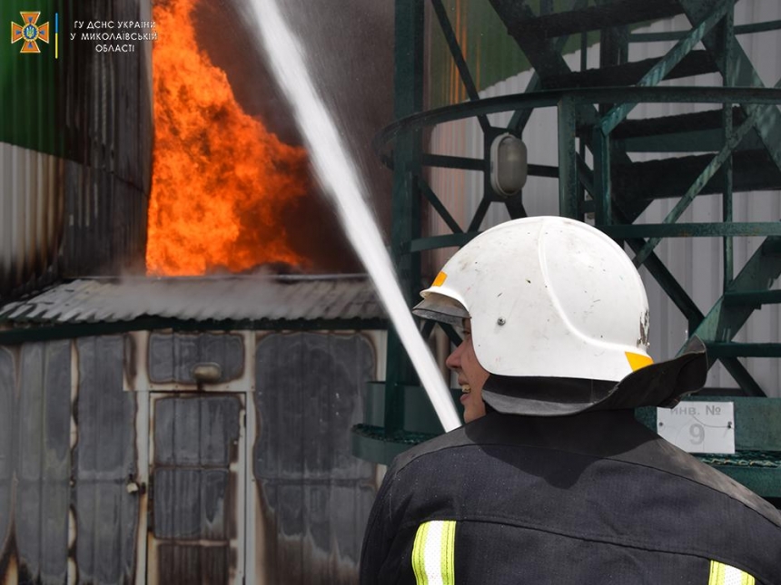 Масштабный пожар в Николаеве: вражеская ракета попала в резервуар с подсолнечным маслом (фоторепортаж)