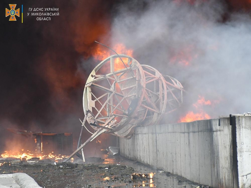 Масштабный пожар в Николаеве: вражеская ракета попала в резервуар с подсолнечным маслом (фоторепортаж)