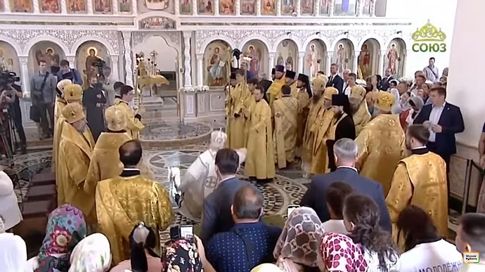 Патриарх Кирилл упал на богослужении: поскользнулся на святой воде (видео)