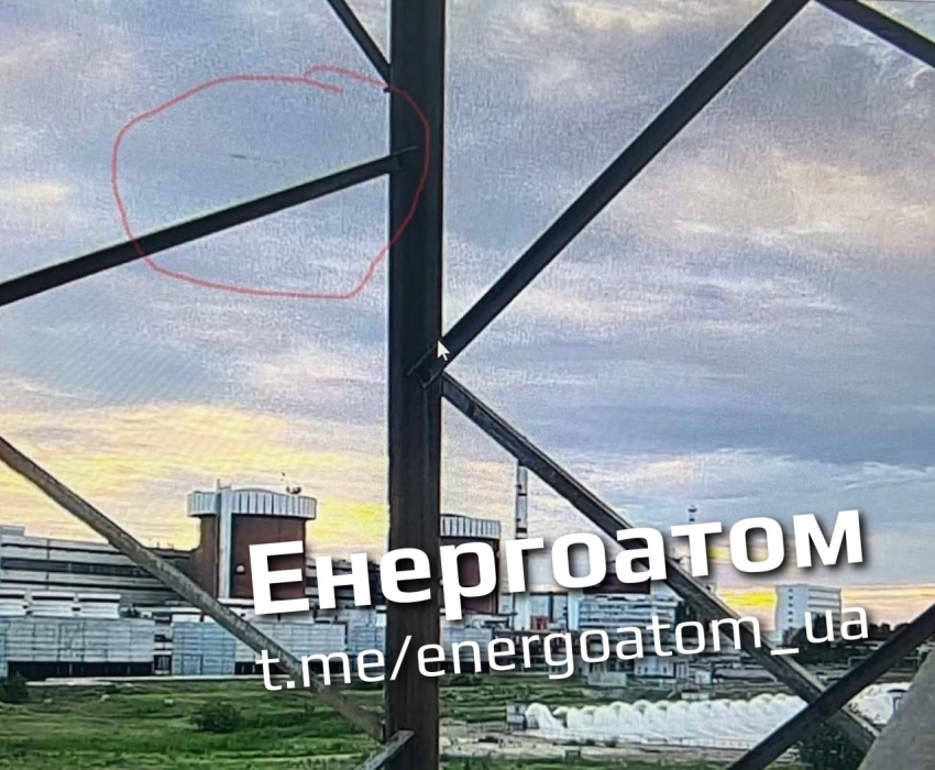Над Южноукраинской АЭС критически низко пролетела вражеская ракета (видео)