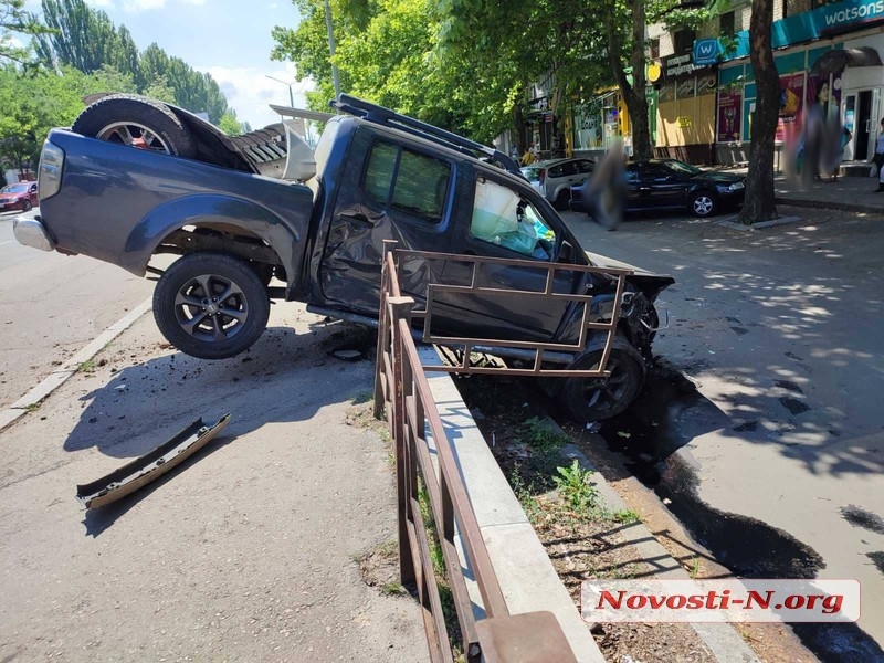 В Николаеве столкнулись три автомобиля – двое пострадавших