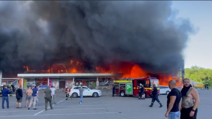 Удар по торговому центру в Кременчуге: много погибших и пострадавших (видео)
