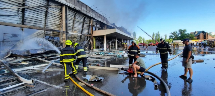 В результате удара по торговому центру в Кременчуге известно о двух погибших и 20 пострадавших