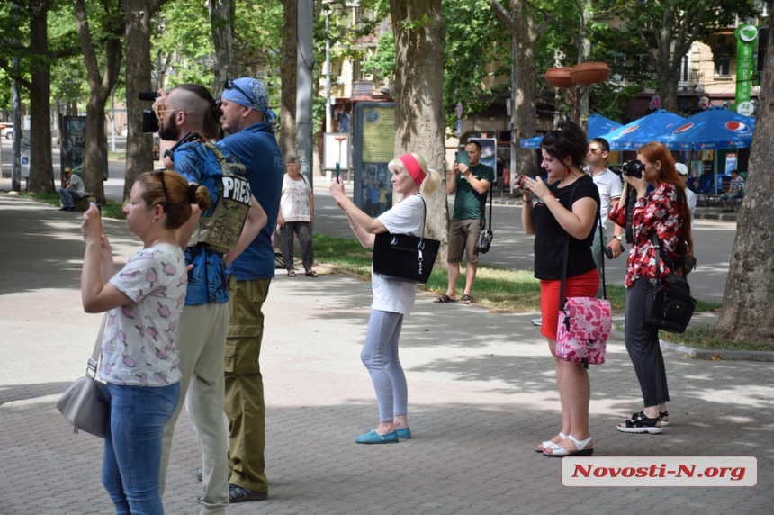 В Николаеве ко Дню Конституции военный оркестр сыграл украинские хиты (фоторепортаж)