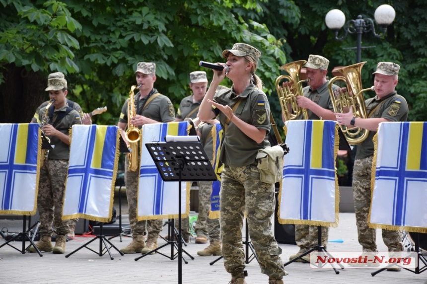 В Николаеве ко Дню Конституции военный оркестр сыграл украинские хиты (фоторепортаж)