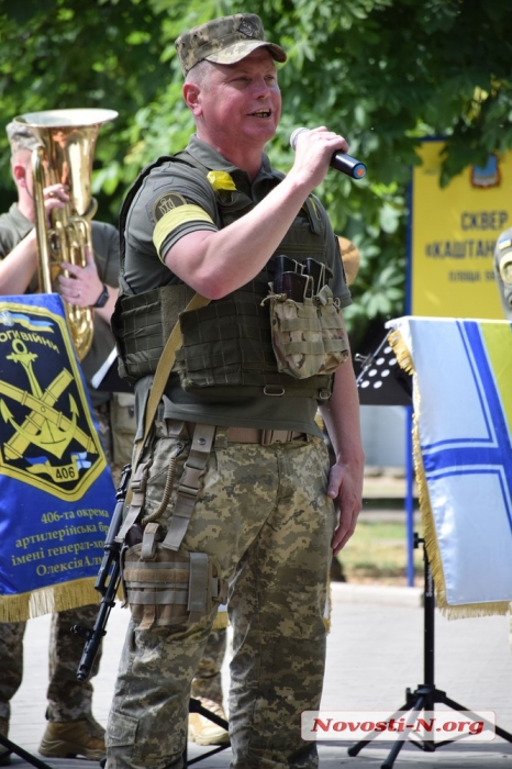 В Николаеве ко Дню Конституции военный оркестр сыграл украинские хиты (фоторепортаж)