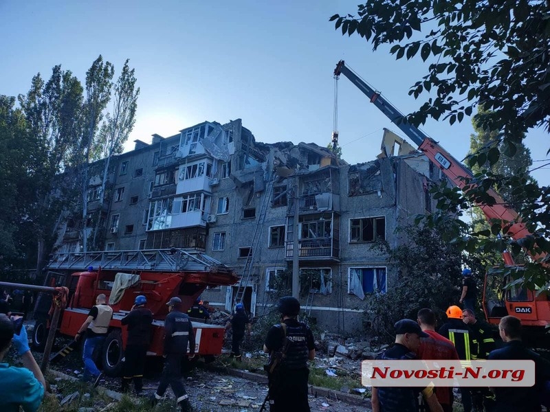 Последствия ракетного удара по пятиэтажному дому в Николаеве (фото, видео)