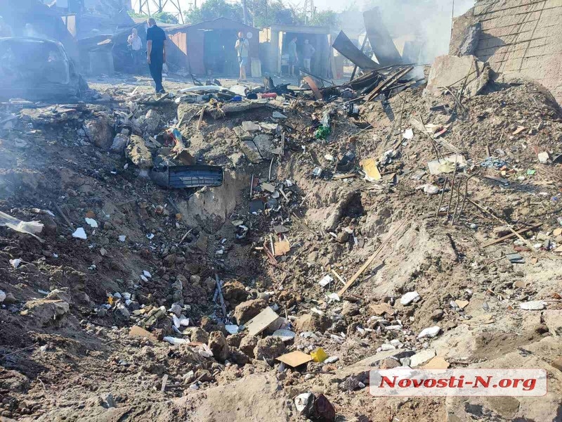 В Николаеве ракета попала в гаражный кооператив: уничтожено 15 гаражей вместе с машинами