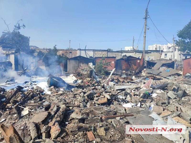В Николаеве ракета попала в гаражный кооператив: уничтожено 15 гаражей вместе с машинами