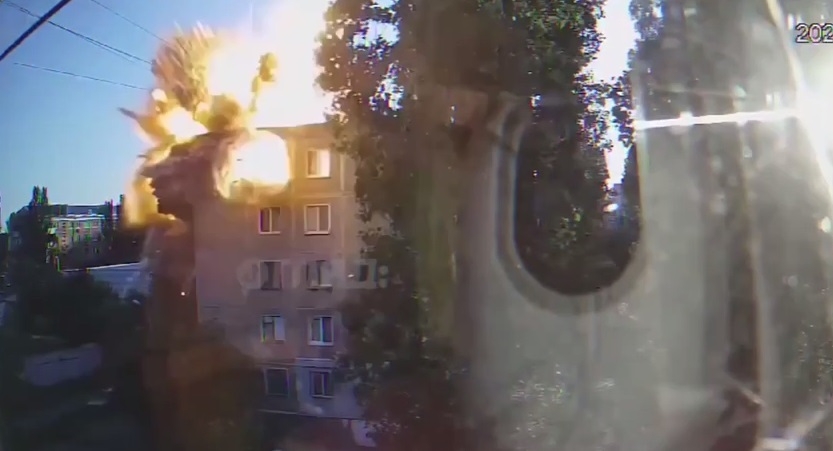 Появилось видео попадания вражеской ракеты в жилой дом в Николаеве