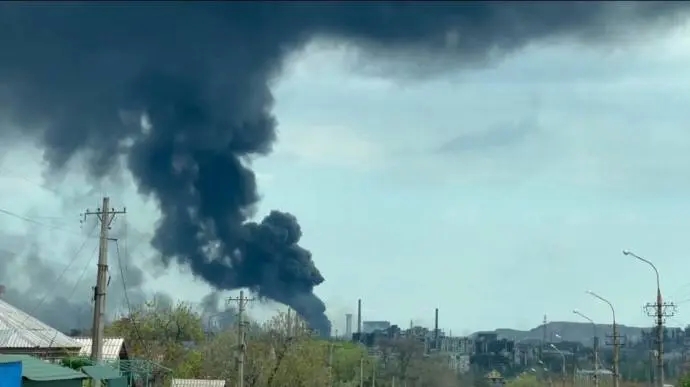 Оккупанты сбросили авиабомбу на склады с гумпомощью в Луганской области
