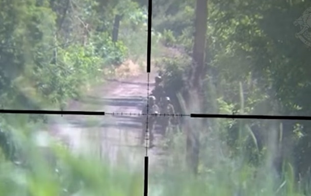 Украинский снайпер ликвидировал группу оккупантов (видео)