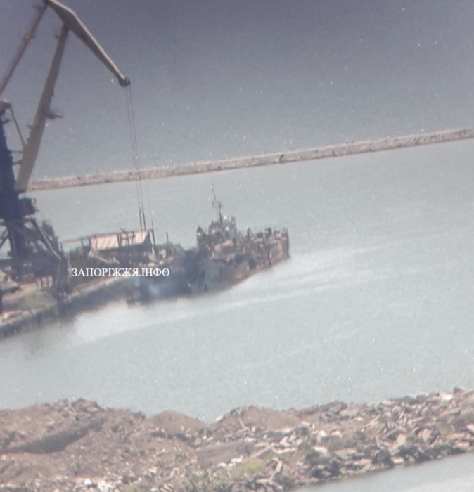 В порту Бердянска подняли утопленный ВСУ российский десантный корабль «Саратов»