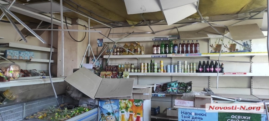 В селе под Николаевом в результате обстрела разрушен магазин (фото)