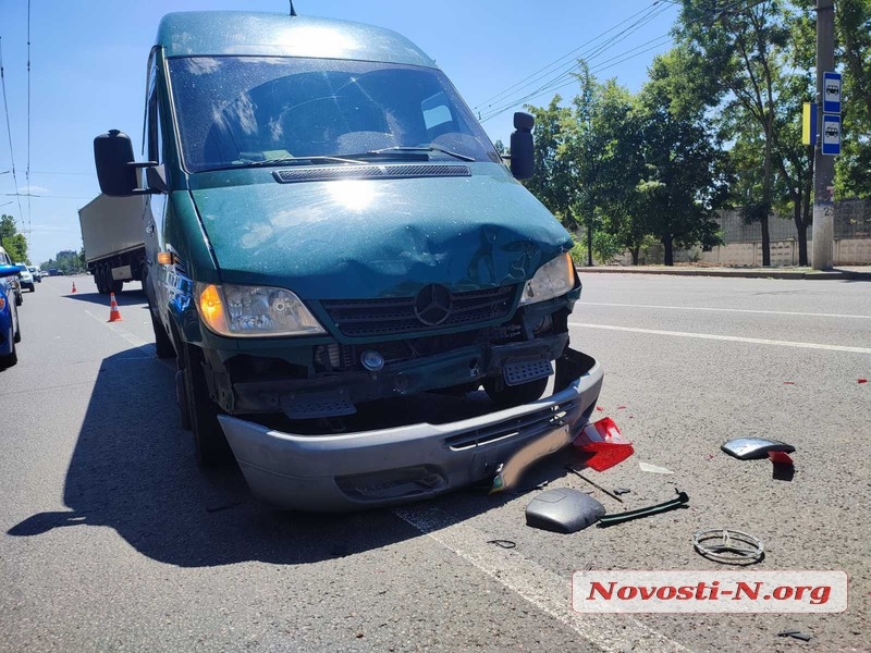 В Николаеве столкнулись четыре автомобиля: двое пострадавших