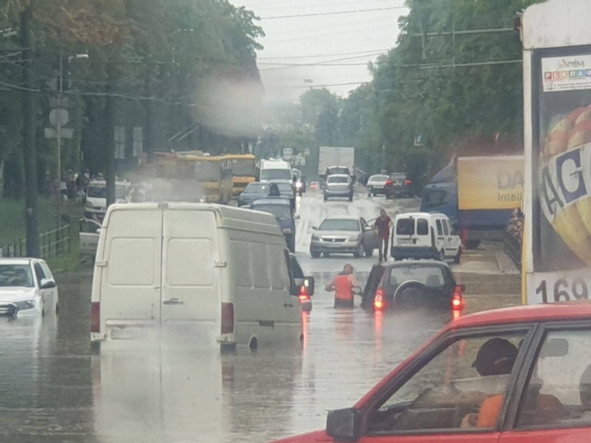Тернополь накрыл мощный ливень: улицы ушли под воду (фото)