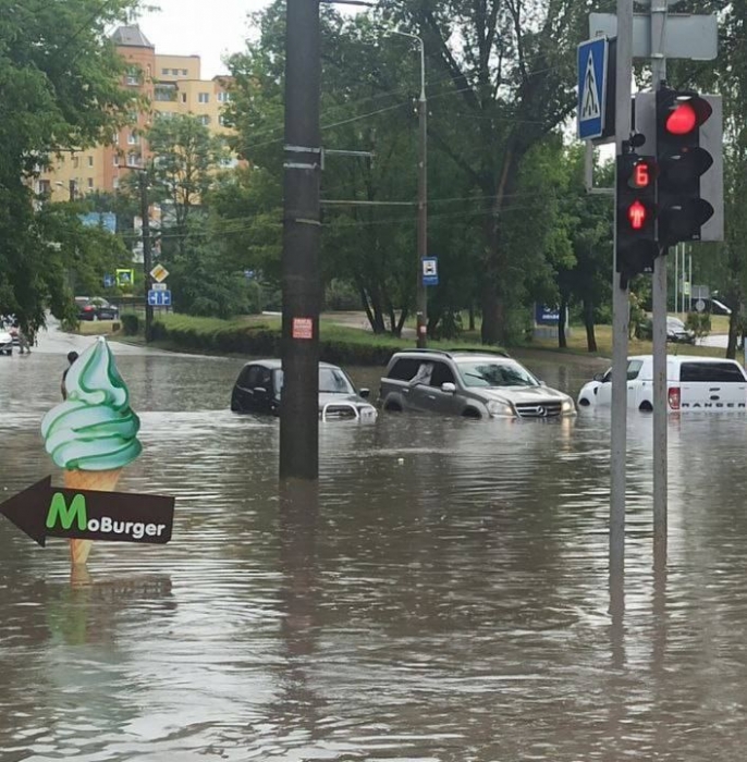 Тернополь накрыл мощный ливень: улицы ушли под воду (фото)