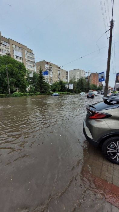 Тернополь накрыл мощный ливень: улицы ушли под воду (фото)