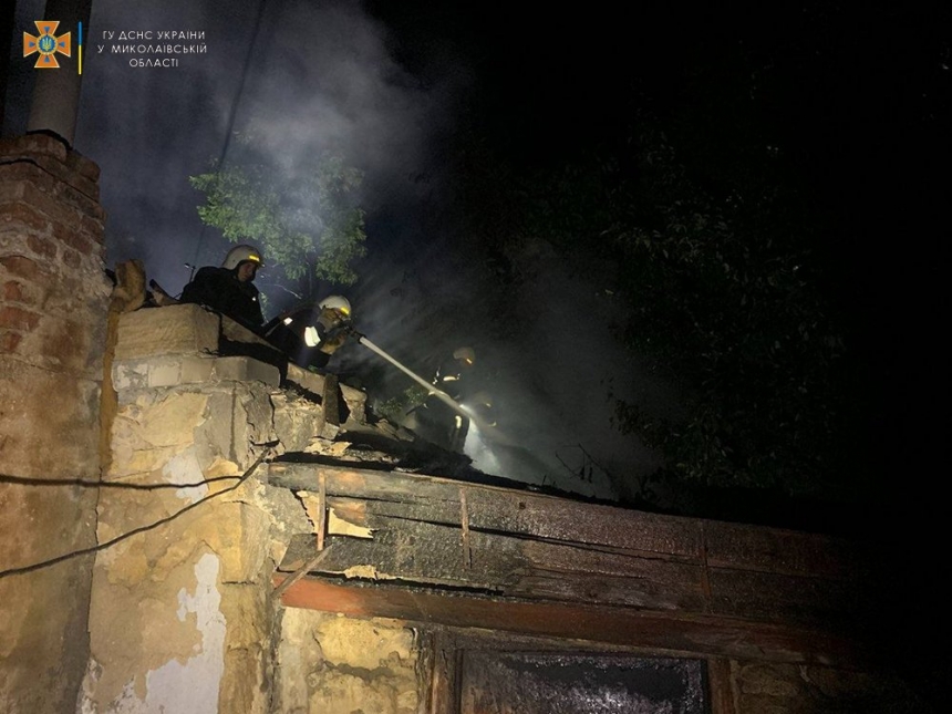 Николаевец едва не погиб в загоревшемся доме — его вывели во двор спасатели