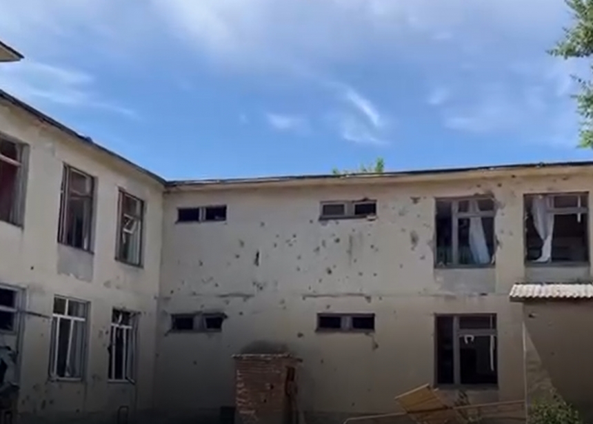 В сети появилось видео школы в селе под Николаевом, которое каждый день находится по обстрелами