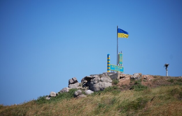 На острове Змеиный установили украинский флаг