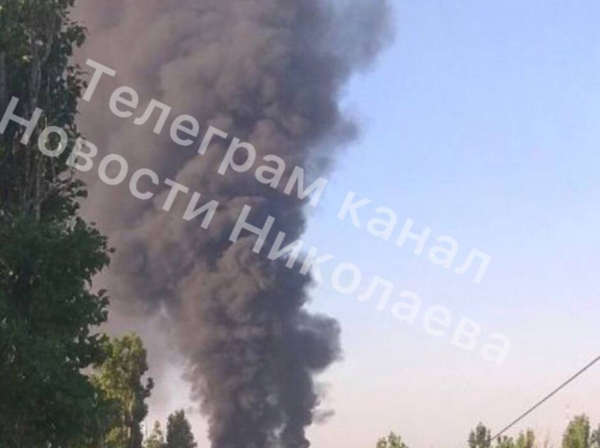 Ракетные удары по Николаеву: на месте крупный пожар, работают спасатели и медики