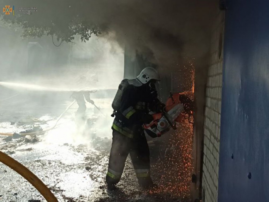 В Южноукраинске  по неизвестным причинам загорелся гараж и ВАЗ рядом с ним (фото)