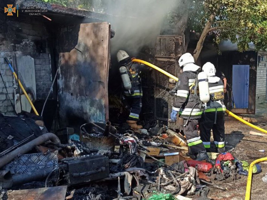 В Южноукраинске  по неизвестным причинам загорелся гараж и ВАЗ рядом с ним (фото)