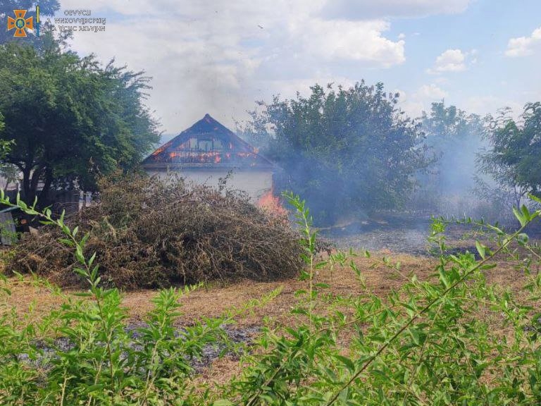 Обстрелы Николаевской области: разрушены дома. магазин, горели поля с урожаем