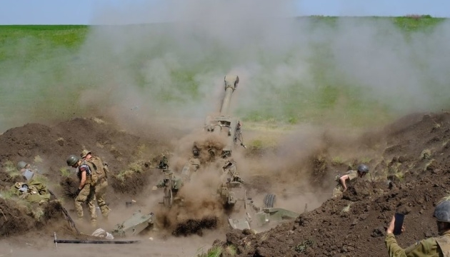 Украинские артиллеристы «накрыли» колонну врага из 15 танков и БМП в Луганской области