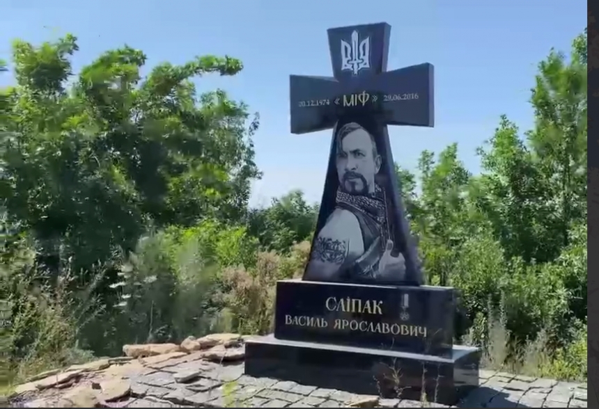 Оккупанты уничтожили памятник Герою Украины