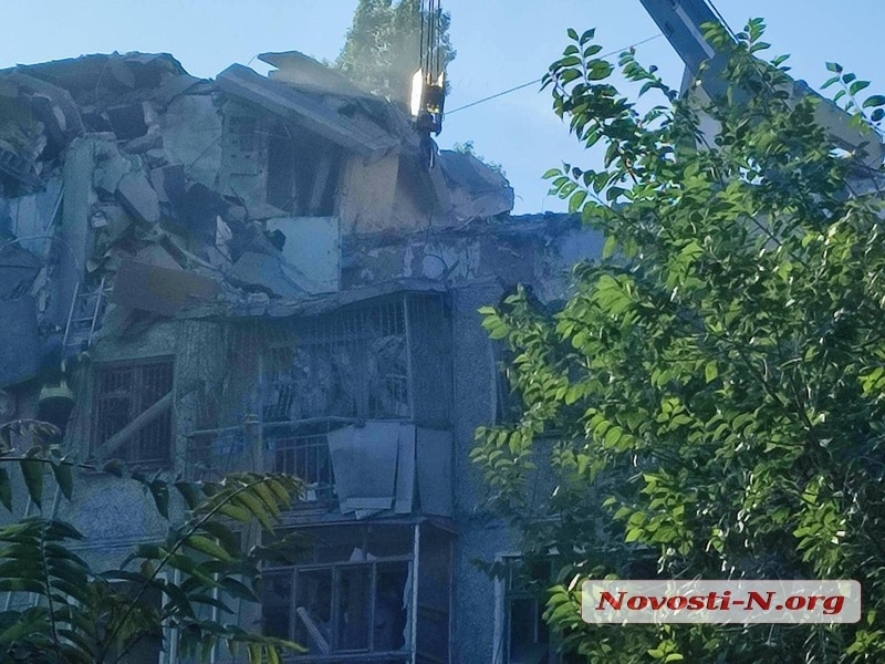 В Николаеве с помощью квадрокоптера под завалами разрушенного ракетой дома нашли живого человека (видео)