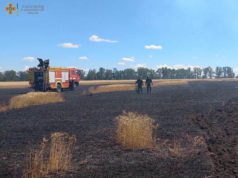 Обстрелы Николаевской области: горели поля с урожаем и кладбище