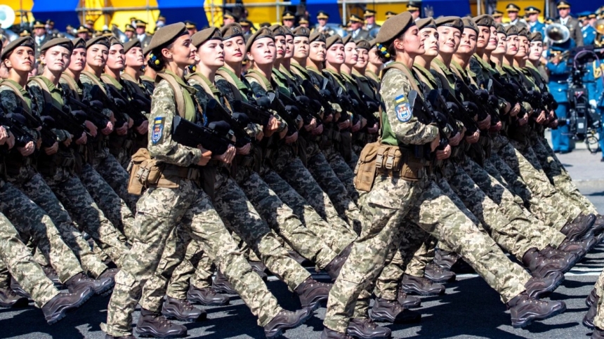 Женщин в Украине обяжут стать на воинский учет: сроки, правила и ответы на вопросы