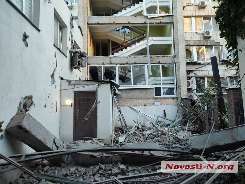 Вражеская ракета разрушила гостиницу в Николаеве (видео)