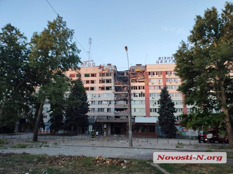 Вражеская ракета разрушила гостиницу в Николаеве (видео)