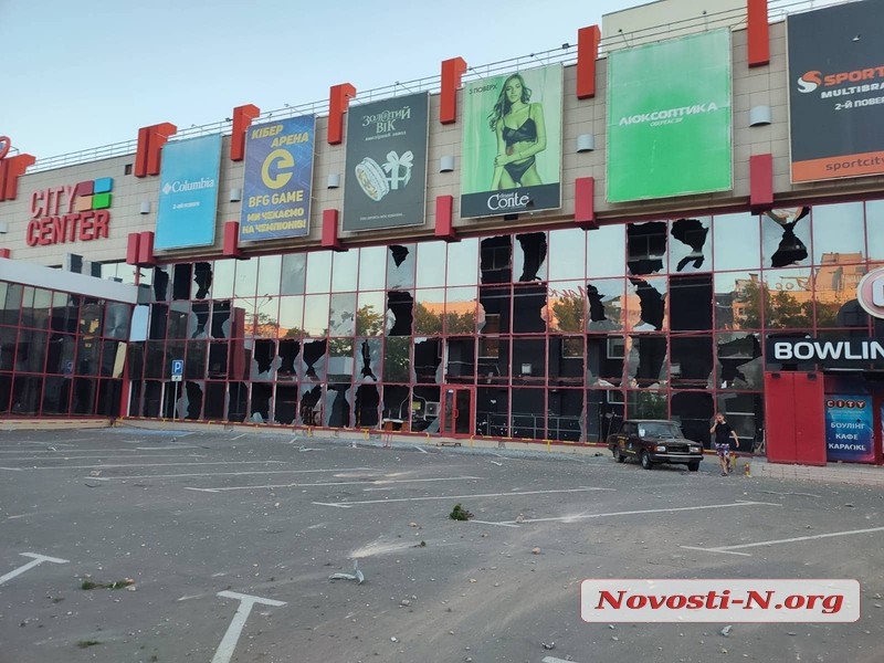 Вражеская ракета разрушила гостиницу в Николаеве (видео)