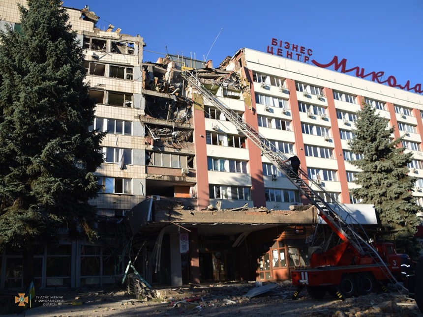Как выглядит гостиница в Николаеве после попадания в нее ракеты (видео)