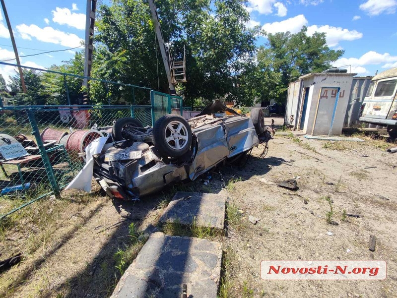 В результате ракетного удара на стоянке в Николаеве уничтожены десятки автомобилей