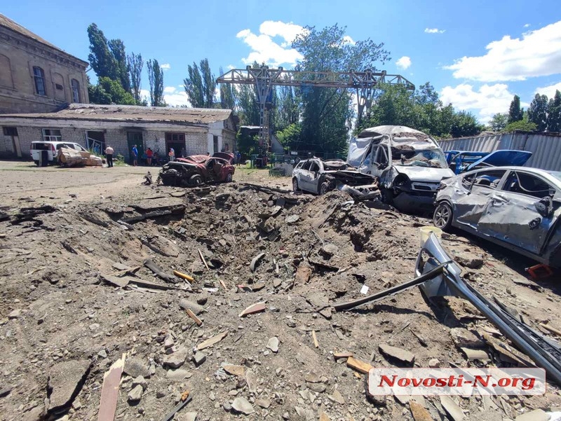 В результате ракетного удара по стоянке в Николаеве уничтожены десятки автомобилей