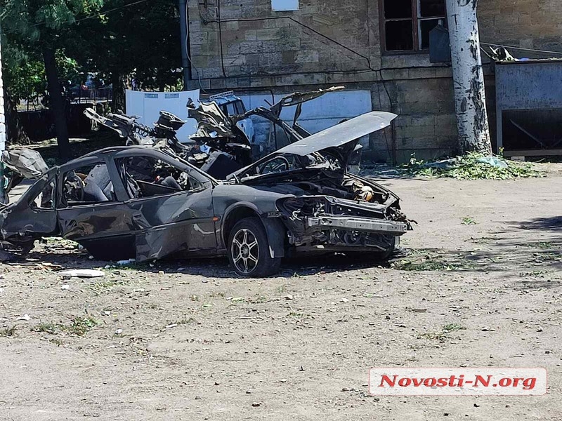 В результате ракетного удара по стоянке в Николаеве уничтожены десятки автомобилей