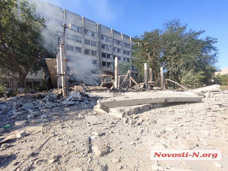 З'явилися фото зруйнованого у Миколаєві НУК ім. Адмірала Макарова (фото, відео)