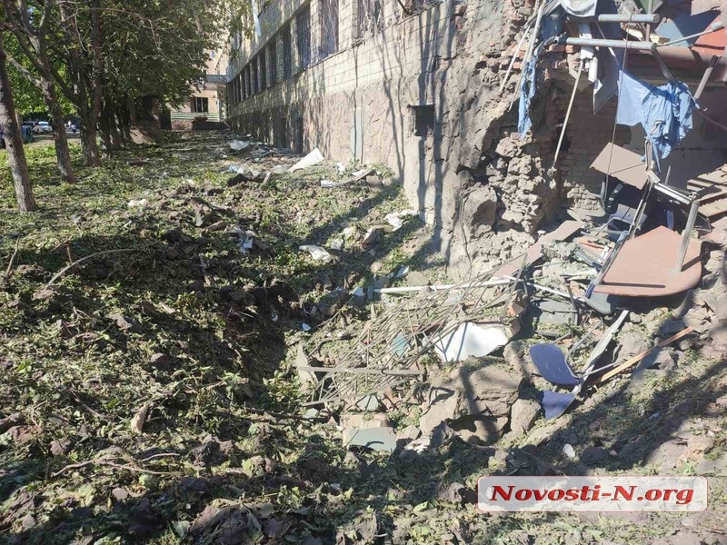 Фото последствий попадания ракет по Николаевскому университету им. Сухомлинского