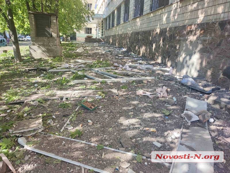 Фото последствий попадания ракет по Николаевскому университету им. Сухомлинского