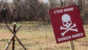 В Сумской области на мине подорвалось авто с двумя людьми - один человек погиб