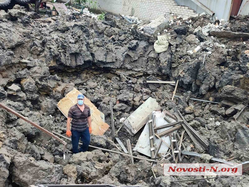 Попадання ракети по підприємству в Миколаєві: 10-метрова вирва, вантажівки склало одна на одну