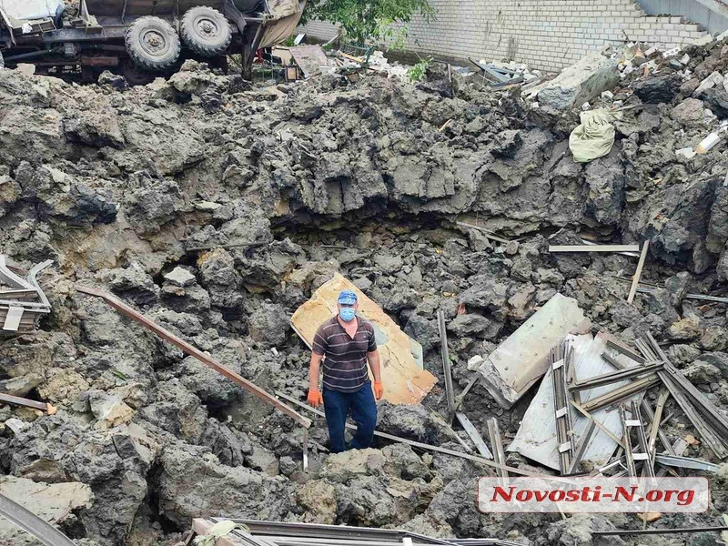 Попадання ракети по підприємству в Миколаєві: 10-метрова вирва, вантажівки склало одна на одну