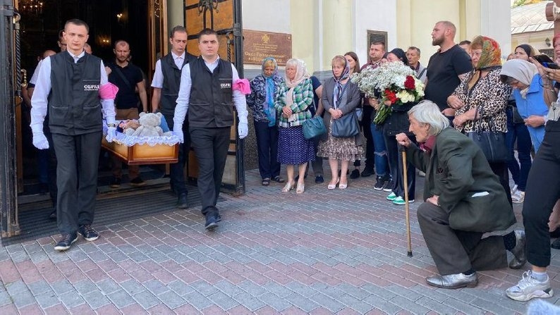 Ракетний удар по Вінниці: загиблу дівчинку Лізу поховали під звуки скрипки